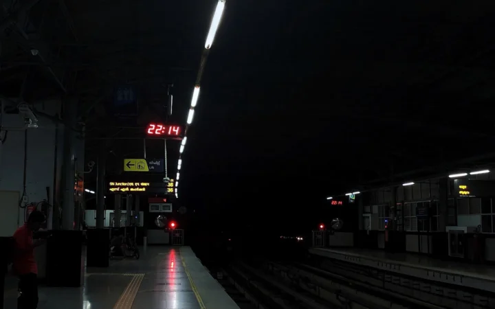 Dark Indian metro platform for horror stories to read online